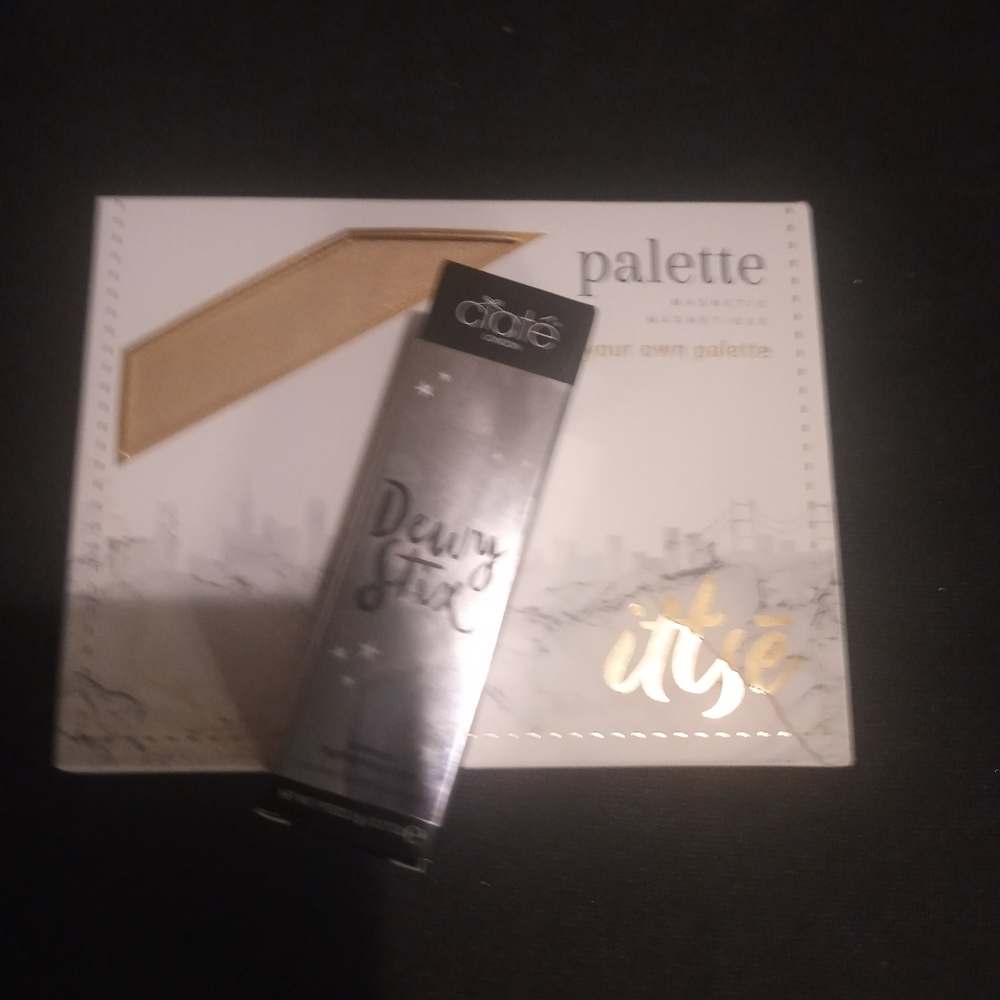 Eye shadow palette and highlighter